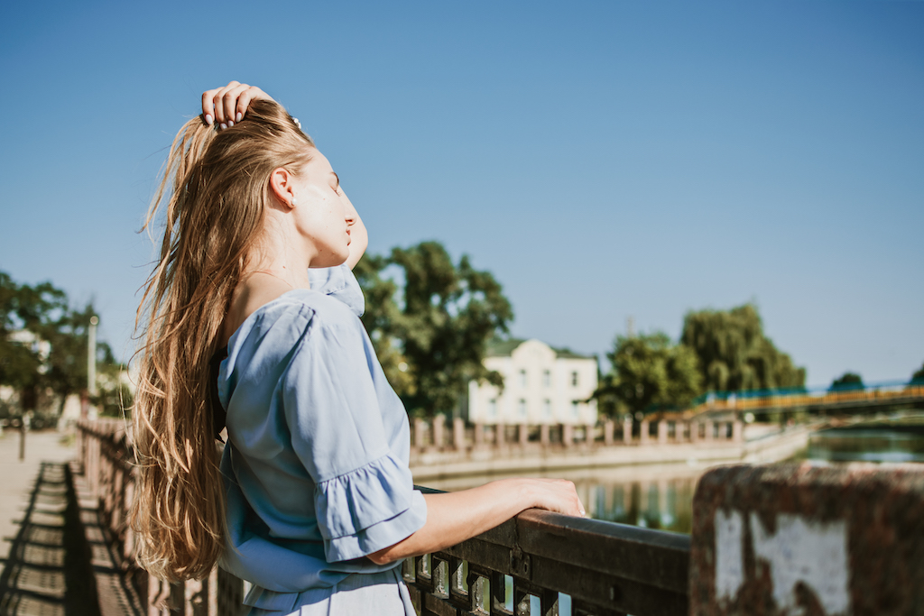 Jak skutecznie ochronić włosy przed słońcem – kilka praktycznych trików